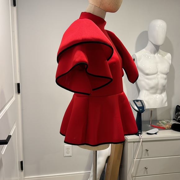 Beautiful dramatic top with puff sleeve and bow. True red with black outline . - Picture 5 of 6